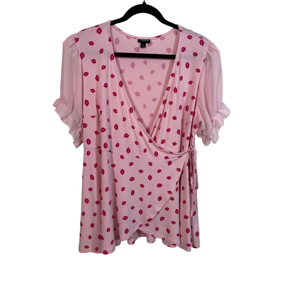 Torrid Top Womens 1X Pink Lips Studio Knit Chiffon Puff Sleeve V-Neck Surplice